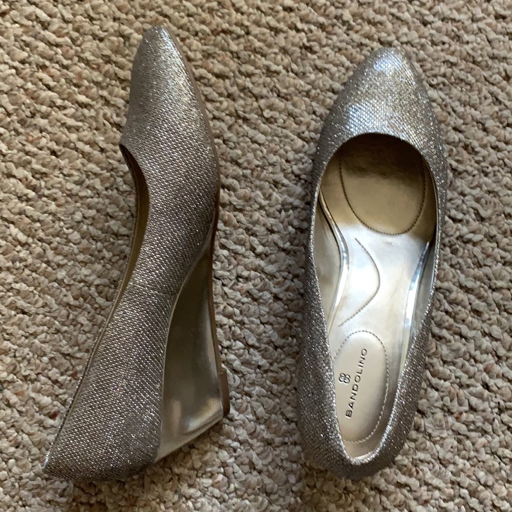 Bandolino women’s size 9.5 silver/champagne wedge formal party shoe